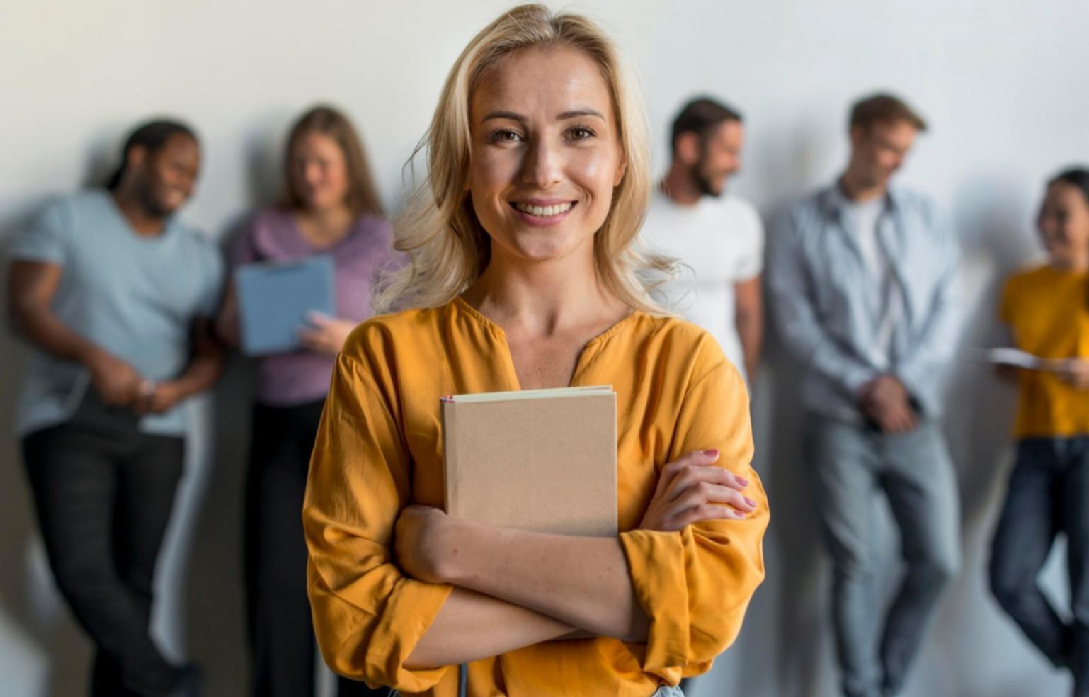 Grupo de personas compartiendo conocimientos sobre nutrición en un ambiente colaborativo